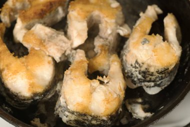 Tavada kızarmış balık biftek. Büyük pike balık bir tavada kızartma.