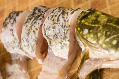 taze balık, parçaları pike.