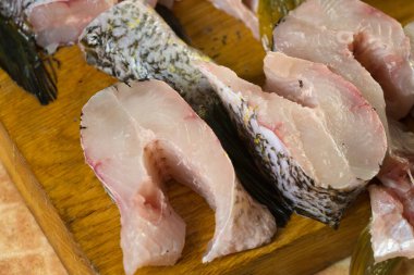 taze balık, parçaları pike.