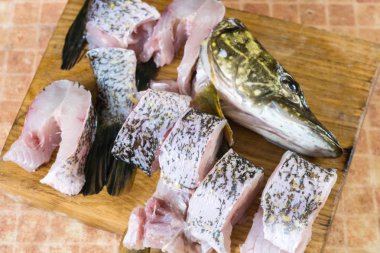 taze balık, parçaları pike.