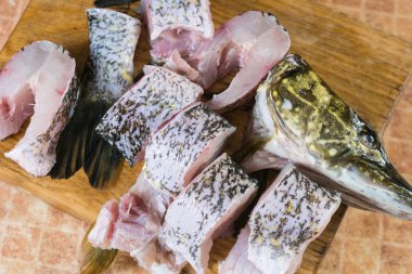 taze balık, parçaları pike.