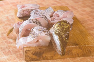 taze balık, parçaları pike.