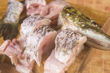 taze balık, parçaları pike.