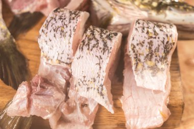 taze balık, parçaları pike.