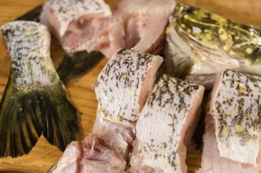 taze balık, parçaları pike.