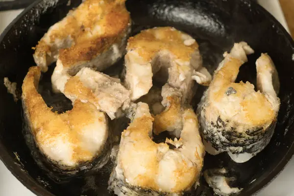 Tavada kızarmış balık biftek. Büyük pike balık bir tavada kızartma.