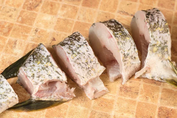 taze balık, parçaları pike.
