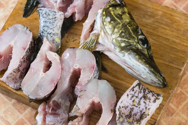 taze balık, parçaları pike.