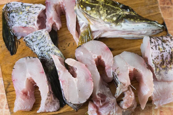taze balık, parçaları pike.