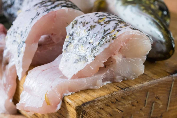 taze balık, parçaları pike.