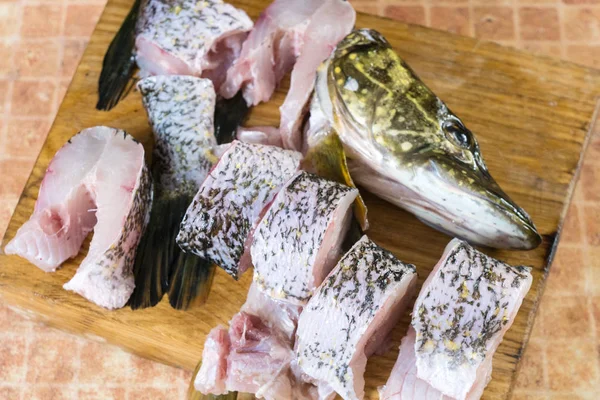 taze balık, parçaları pike.