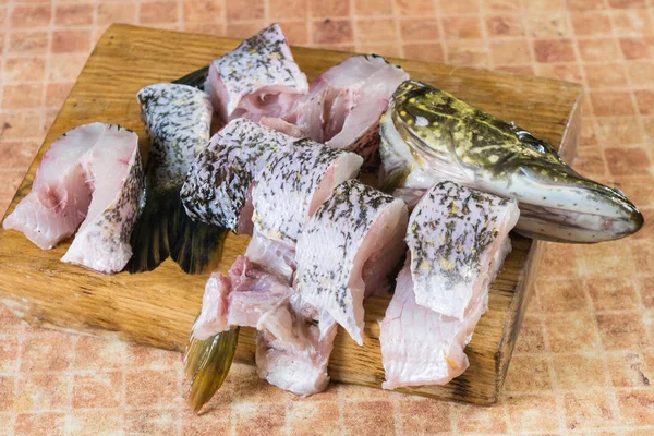 taze balık, parçaları pike.