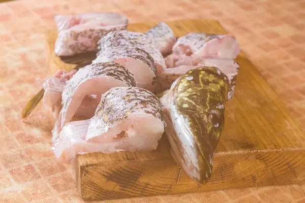 taze balık, parçaları pike.