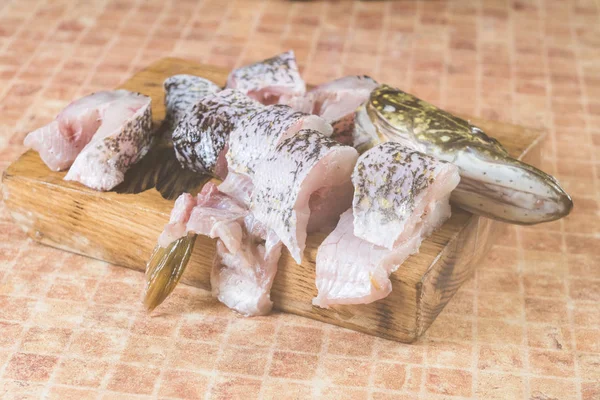 taze balık, parçaları pike.