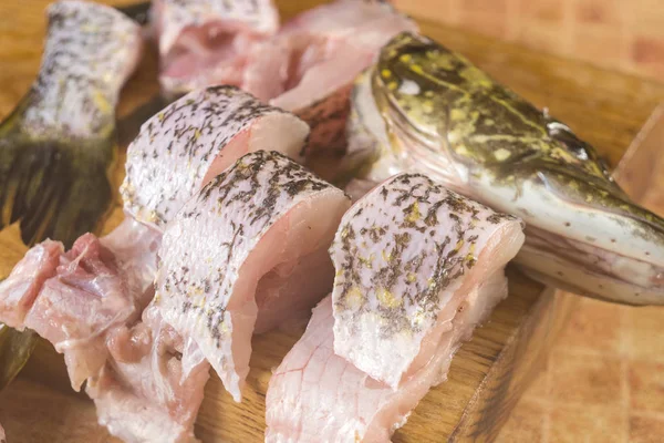 taze balık, parçaları pike.