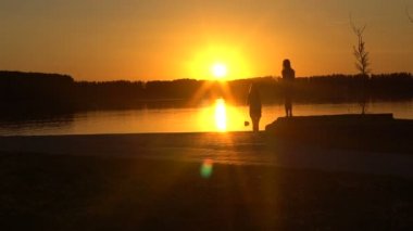 iki akşam göl kenarında iki genç kadın