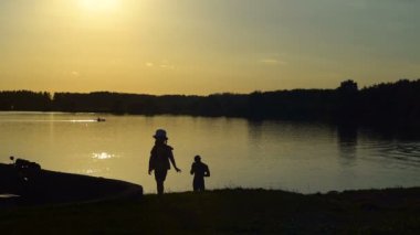 Çocuklar akşam göle