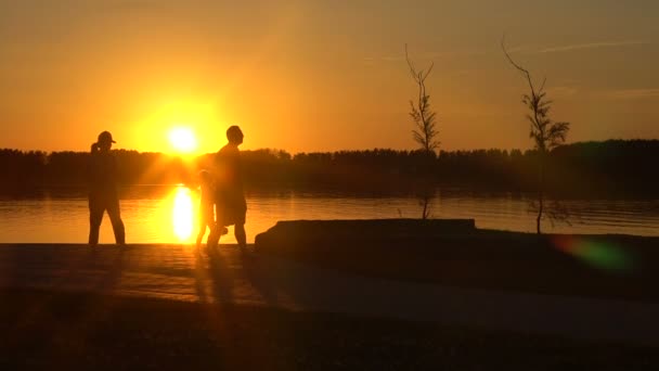 Aziatische en gelukkige familie wandelen in slow motion — Stockvideo