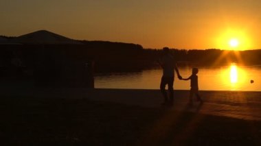 Baba ve oğul set yürümek