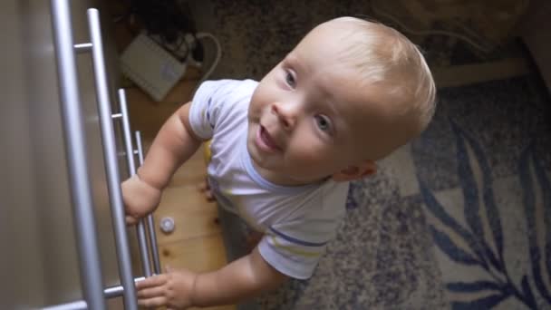 Μικρό αγόρι κοιτάζει την κάμερα και χαμόγελα — Αρχείο Βίντεο