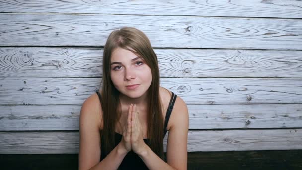 Girl begging saying please praying — Stock Video