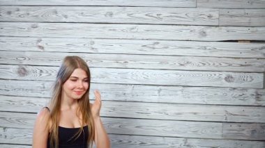 Rüzgar saç olan güzel kadın