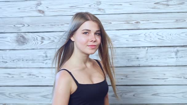 Mooie jonge vrouw met wind in de haren — Stockvideo