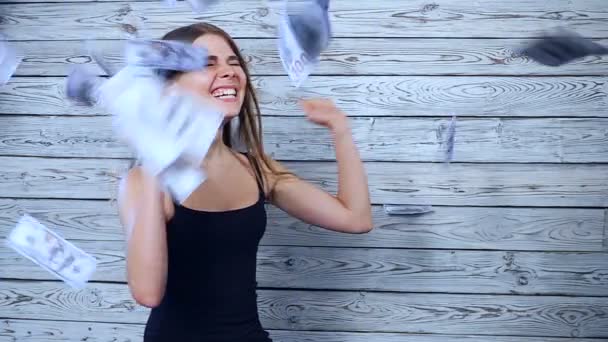 Молода жінка задоволена падінням грошей — стокове відео