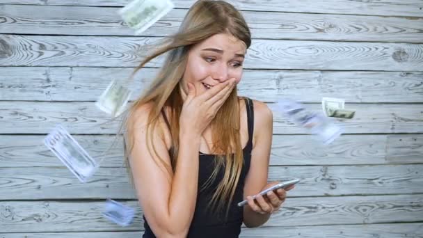 Vrouw met mobiele telefoon en geld regen — Stockvideo