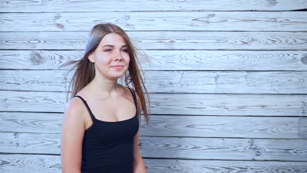 Hermosa joven con viento en el pelo — Vídeos de Stock