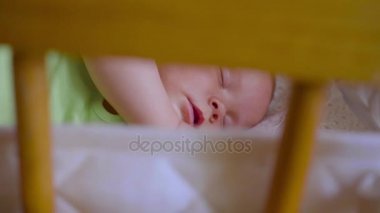 bebek cribs uyku: sessizce uyuyan sevimli yeni doğan