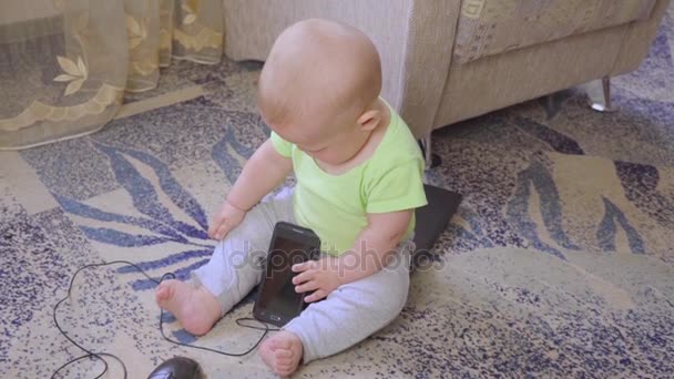 Um recém-nascido com um computador — Vídeo de Stock