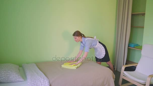 女仆服务在酒店的床 — 图库视频影像