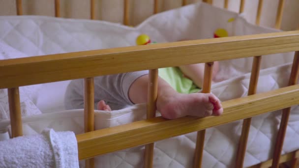 Baby sleeping in the cribs: cute newborn sleeping quietly — Stock Video