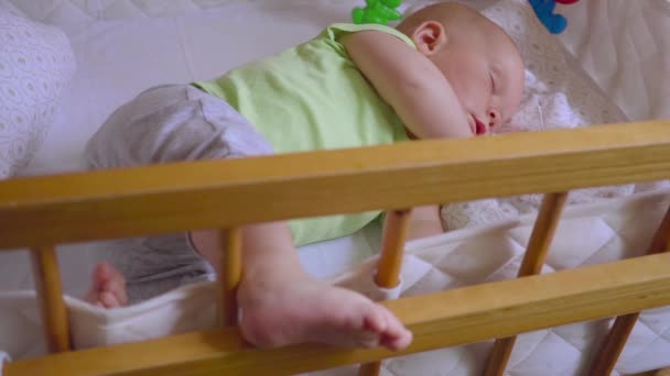 Дитина спить у дитячих ліжечках: милий новонароджений спокійно спить — стокове відео