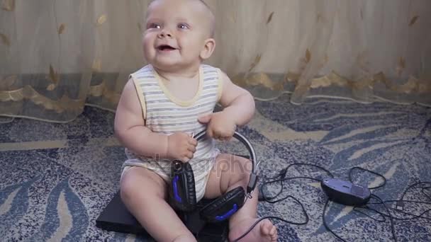 Um recém-nascido com um computador — Vídeo de Stock