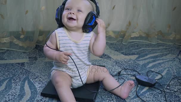 Un neonato con un computer — Video Stock