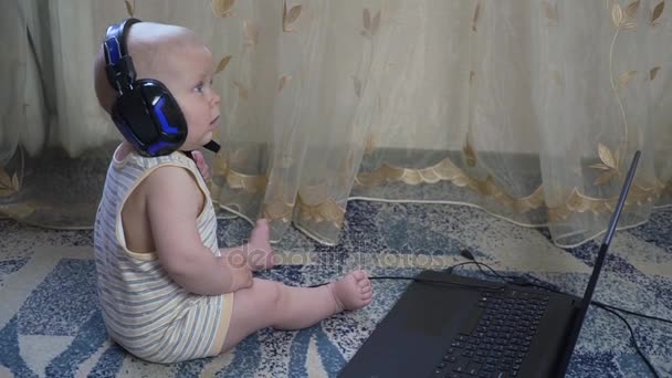 Ένα νεογέννητο με έναν υπολογιστή — Αρχείο Βίντεο
