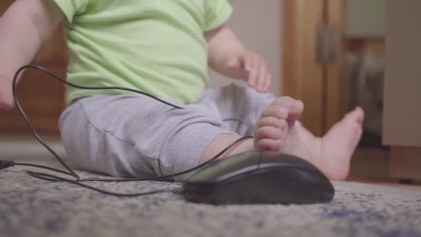 Ein Neugeborenes mit einem Computer — Stockvideo