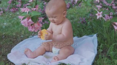 Doğada bir portakal yemek mutlu bebek .