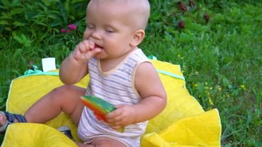 küçük oğlan sarı duvak oturuyor