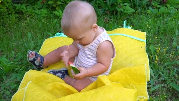 Niño pequeño está sentado en un velo amarillo soñoliento — Vídeo de stock
