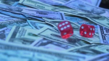 Kırmızı zar para düşüyor