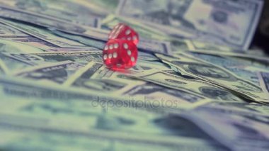 Para ağır çekim üzerinde düşen kırmızı zar