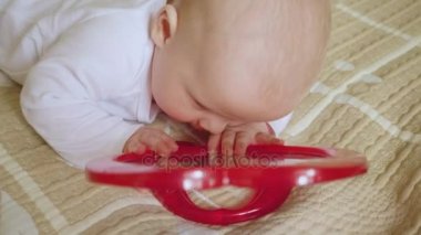 Güzel bebek ayna ile oynamak