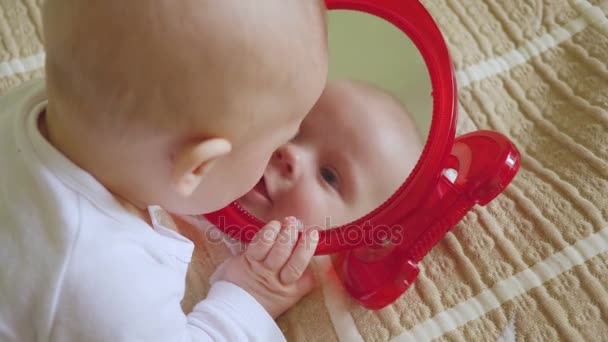 Vacker baby leker med spegel — Stockvideo