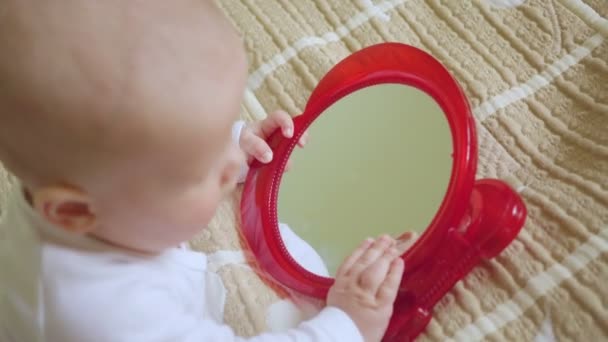 Vacker baby leker med spegel — Stockvideo