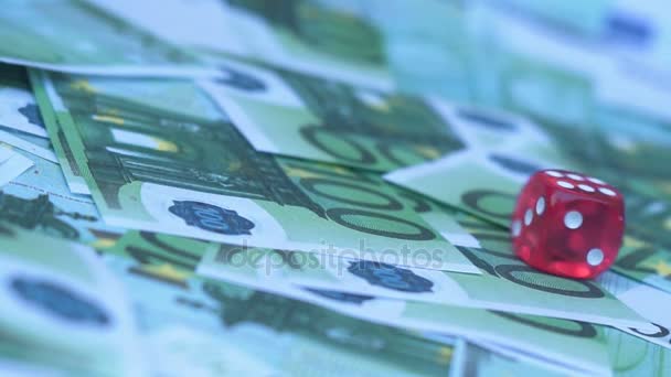 Κόκκινα ζάρια που υπάγονται σε χρήματα ευρώ — Αρχείο Βίντεο