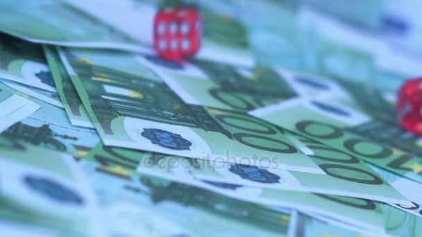Rote Würfel fallen auf Euro-Geld — Stockvideo