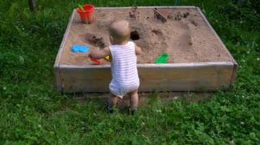 ayakta kum yakınındaki oynayan çocuk